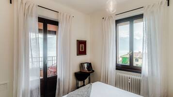 2 soverom, sengetøy av topp kvalitet, dundyner og strykejern/-brett