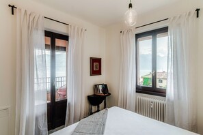 2 bedrooms, premium bedding, down duvets, iron/ironing board - Menaggio at its best (Menaggio)