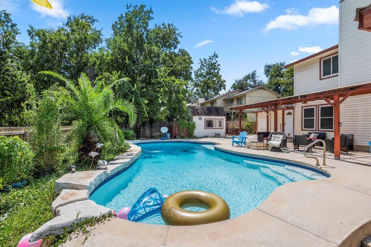 Oasis w/ Huge Pool & BBQ Patio. Very Clean!