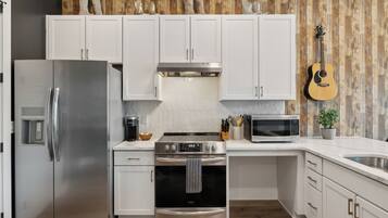 Een koelkast, een magnetron, een oven, een kookplaat