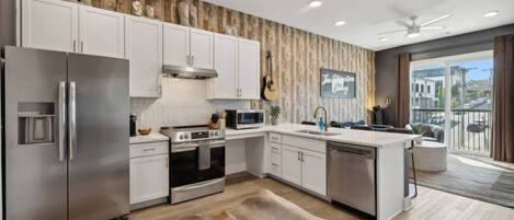 Kühlschrank, Mikrowelle, Ofen, Herdplatte