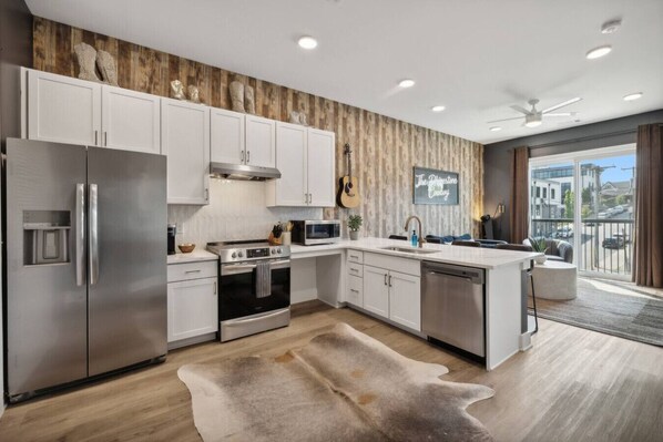 Kühlschrank, Mikrowelle, Ofen, Herdplatte