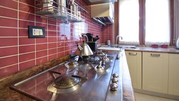 Frigorifero, piano cottura, lavastoviglie, macchina per tè/caffè