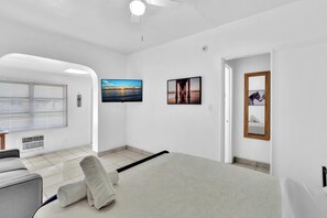 Skrivebord, strykejern/-brett, reiseseng for barn og wi-fi (inkludert)