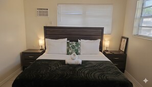 1 soverom, skrivebord, strykejern/-brett og reiseseng for barn