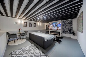 1 bedroom, WiFi, bed sheets - Converted Cinema / Art Room to Studio Apartment 

 (Harrow)
