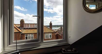 Sandgate Cottage - A charming 18th century mid terrace retreat.