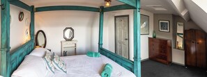 2 chambres, bureau, fer et planche à repasser, lit de bébé portatif