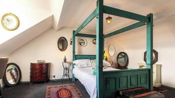 2 soverom, skrivebord, strykejern/-brett og reiseseng for barn