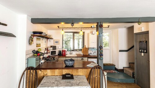 Sandgate Cottage - A charming 18th century mid terrace retreat.