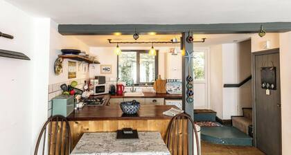 Sandgate Cottage - A charming 18th century mid terrace retreat.