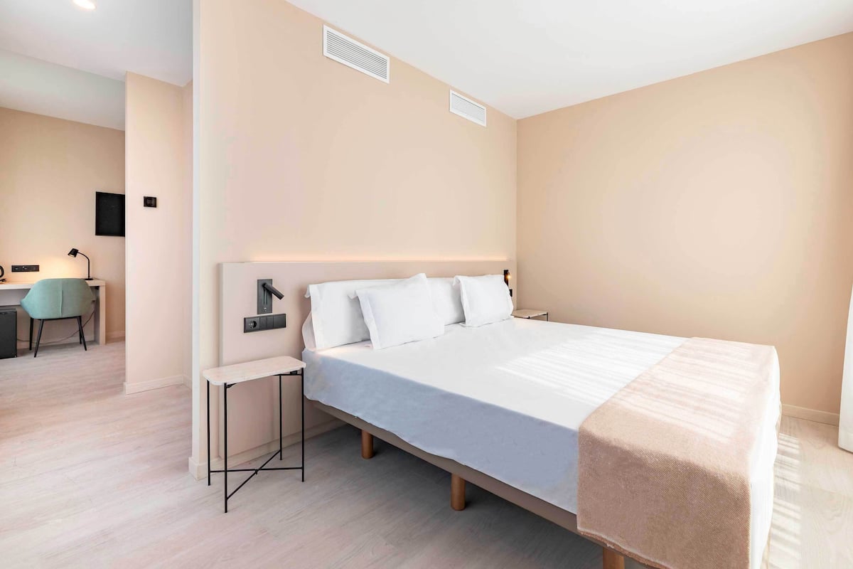 Junior Room | In-room safe, laptop workspace, blackout drapes, soundproofing