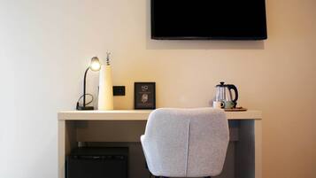 Superior tweepersoonskamer, uitzicht op stad | Een kluis op de kamer, een laptopwerkplek, verduisterende gordijnen