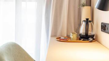 Habitación junior | Caja fuerte, espacio para trabajar con un portátil, cortinas opacas