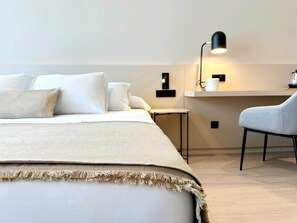 Kahden hengen deluxe-huone (yksi tai kaksi sänkyä) | Tallelokero huoneessa, kannettavalle tietokoneelle sopiva työtila