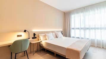 Deluxe kamer, 1 twee- of 2 eenpersoonsbedden | Een kluis op de kamer, een laptopwerkplek, verduisterende gordijnen