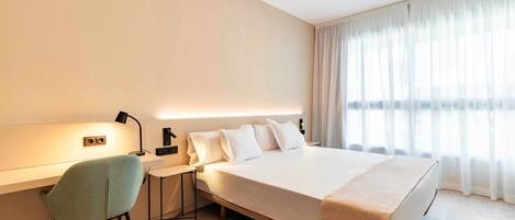 Deluxe Double or Twin Room | In-room safe, laptop workspace, blackout drapes, soundproofing