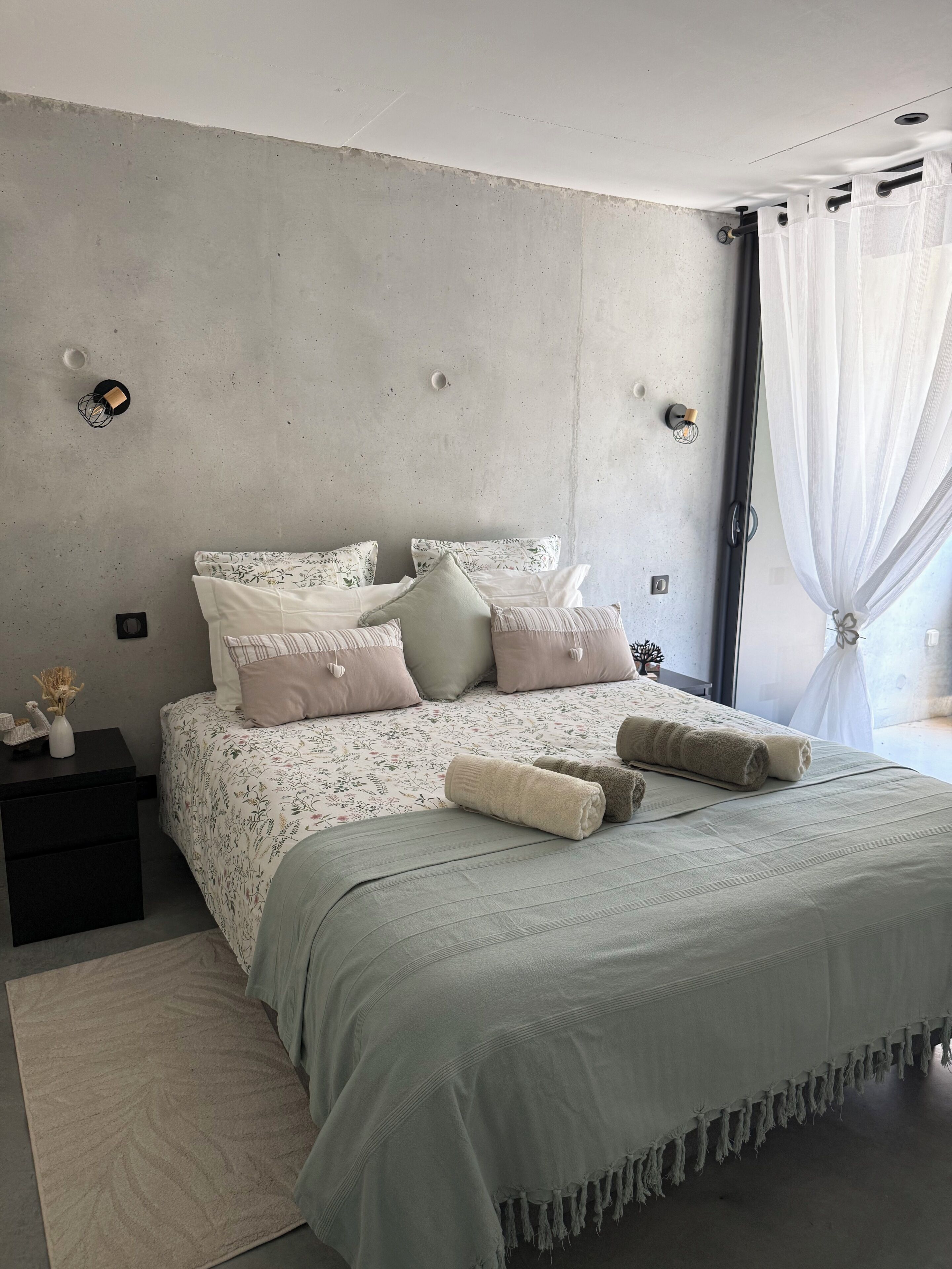 1 habitación, tabla de planchar con plancha y cuna de viaje 