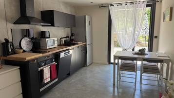 Een koelkast, een microgolfoven, een oven, een kookplaat