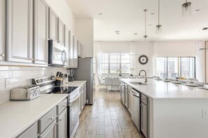 Frigorífic, microones, forn i placa de cuina 