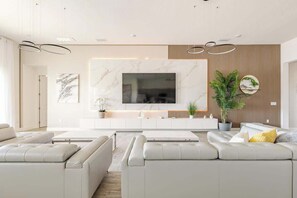 Televisor, videojocs i oficines 