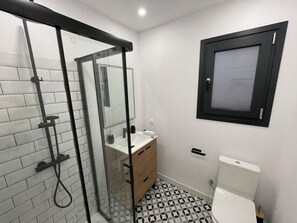 Dusj, hårføner, håndklær og såpe