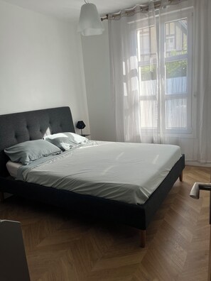 2 quartos, ferros/tábuas de passar roupa, berço de viagem