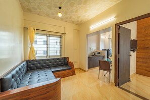 Superior appartement, keuken | Woonruimte | Een 42-inch flatscreentelevisie met kabelzenders