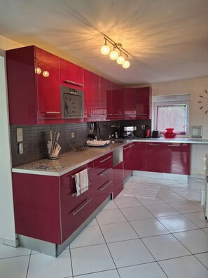 Fridge, microwave, oven, stovetop - A haven of relaxation (Malansac)