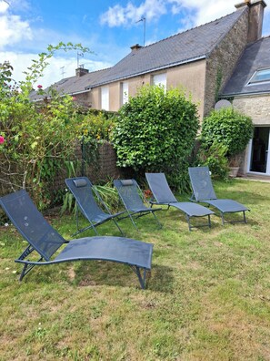 Property grounds - A haven of relaxation (Malansac)