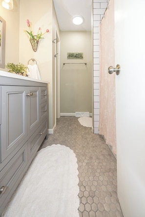 Ducha, secador de pelo, toallas, jabón