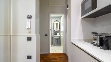 Kühlschrank, Wasserkocher, Toaster, Kochgeschirr/Geschirr/Besteck