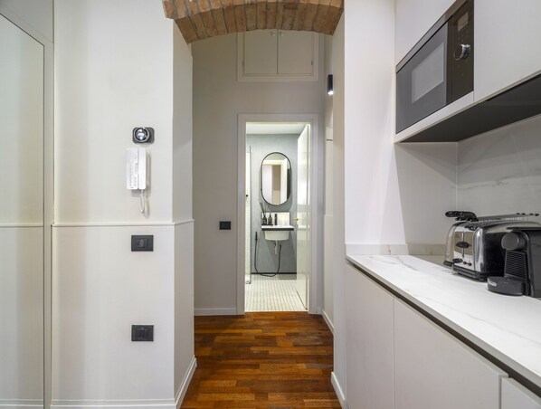 Kühlschrank, Wasserkocher, Toaster, Kochgeschirr/Geschirr/Besteck