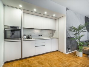 冷蔵庫、食器洗い機、電気ポット、トースター