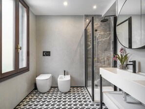 淋浴设施、吹风机、毛巾