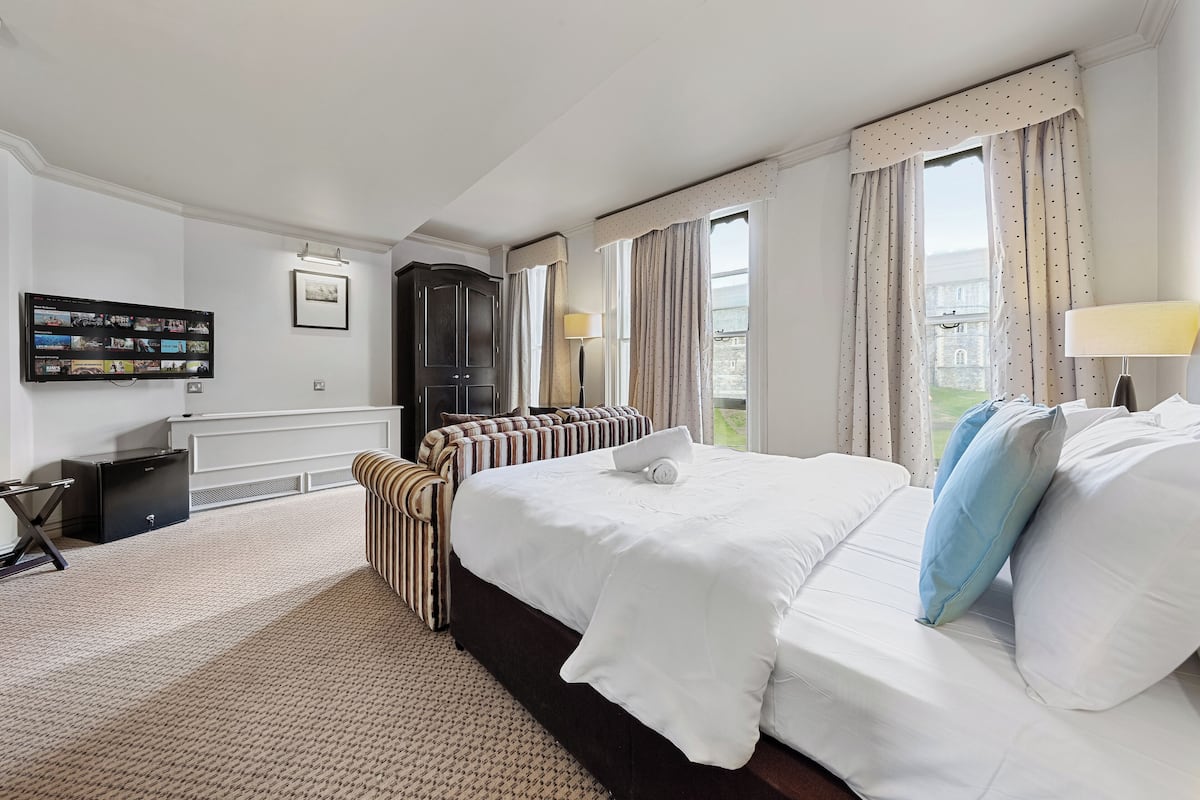 Deluxe room with castle view for four. | 객실 내 금고, 책상, 노트북 작업 공간, 다리미/다리미판