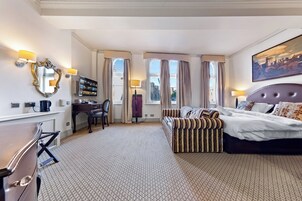 Deluxe room with castle view for four. | 客房内保险箱、特色装修、特色家居、办公桌