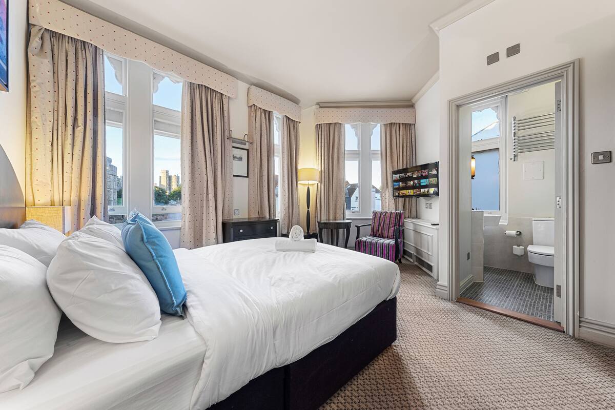 Deluxe double room with castle view. | 객실 내 금고, 책상, 노트북 작업 공간, 다리미/다리미판