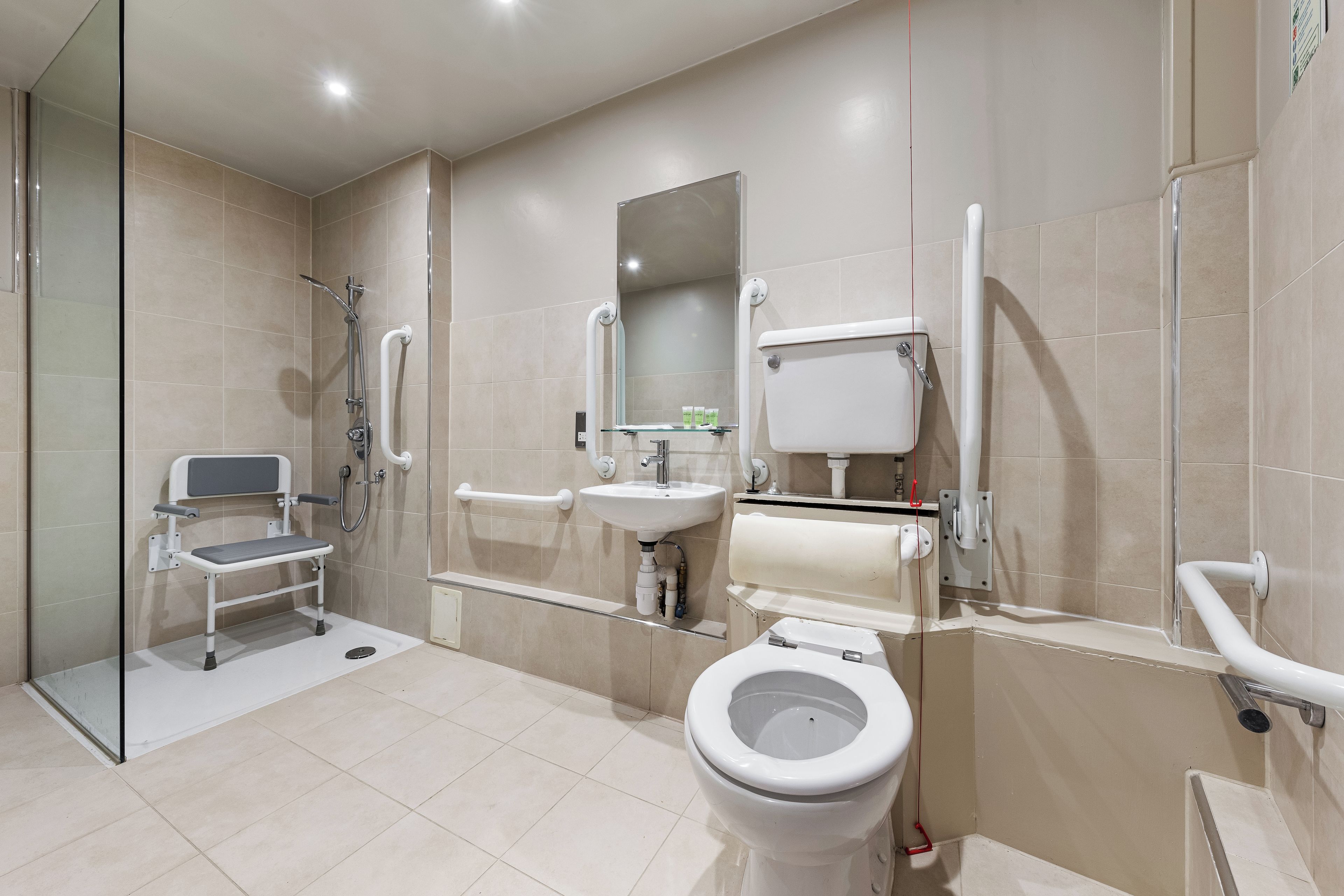 Un baño moderno con inodoro, lavabo y ducha.