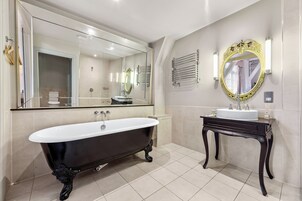 Bañera con ducha, artĂculos de tocador gratuitos, secador de pelo