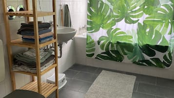 Haartrockner, Handtücher, Seife, Toilettenpapier