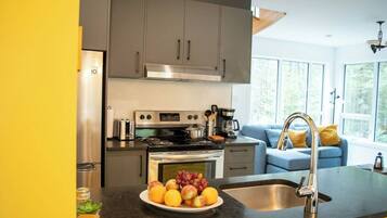 Refrigerador, microondas, horno, placa de cocina