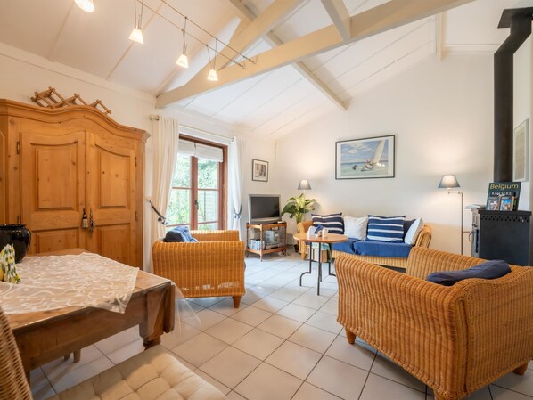 TV - Noordzeepark Zeewind 2 by Interhome (Bredene)