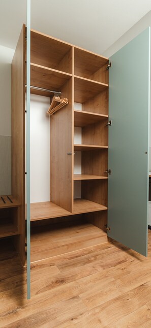Standard Single Room | Wardrobe