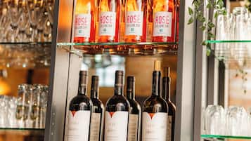 Eine Bar mit Weinregalen und Gläsern.