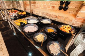 Daily buffet breakfast for a fee - H24 Hotel Apartments Eberswalde (Eberswalde)