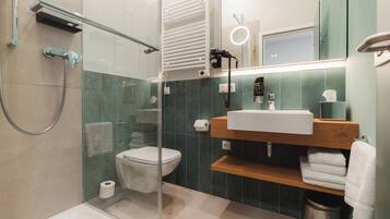 Dusche, Haartrockner, Handtücher, Seife