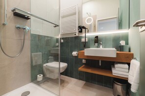 Een douche, een haardroger, handdoeken, zeep