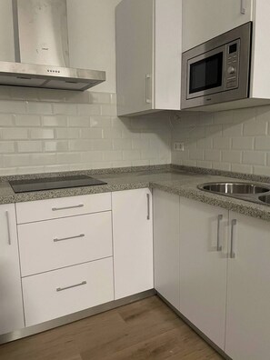 Private kitchen - Charming 2-bedroom apartment in marvelous Málaga with WiFi, AC (Málaga)