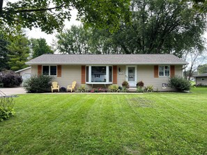Exterior - Charming 3-bedroom home within walking distance of Lambeau field! (Green Bay)
